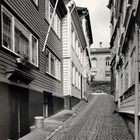 Dinbnb I Historical Two-floor With Rooftop Panorama I 1645 Heritage Bergen